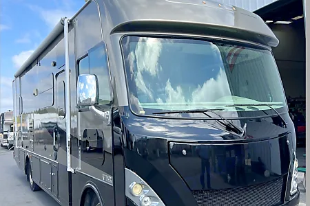 30' Thor A.C.E Dual Slide Outs (56) — MLG RV Rentals San Diego